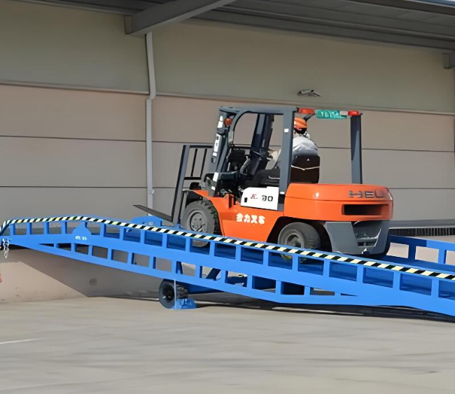 松桃移动式卸货平台（叉车用）